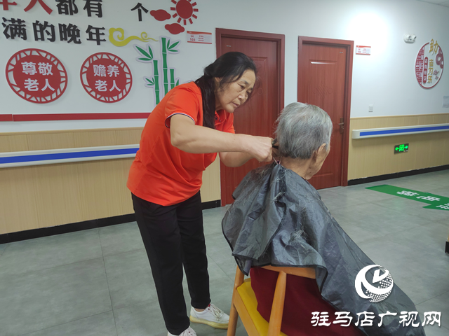 驛城區(qū)東風(fēng)街道綜合養(yǎng)老服務(wù)中心國慶服務(wù)“不打烊” 溫情守護“夕陽紅”