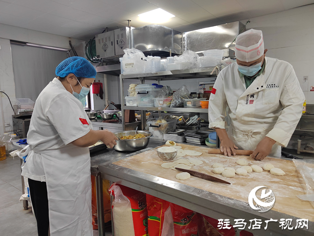 驛城區(qū)東風(fēng)街道綜合養(yǎng)老服務(wù)中心國慶服務(wù)“不打烊” 溫情守護“夕陽紅”