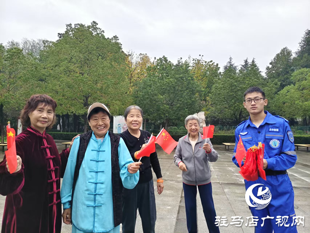 天中救援隊(duì)40余名隊(duì)員及志愿者化身“紅色使者”傳遞愛(ài)國(guó)情懷