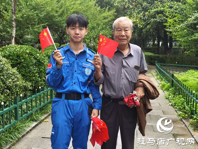 天中救援隊(duì)40余名隊(duì)員及志愿者化身“紅色使者”傳遞愛(ài)國(guó)情懷