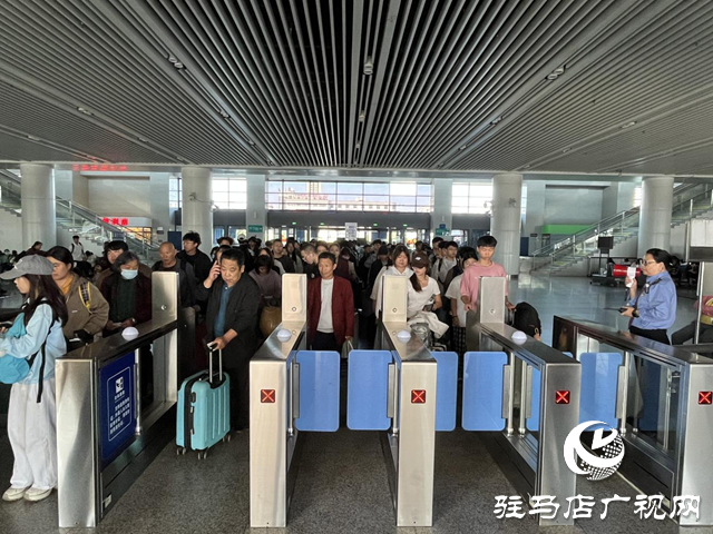 駐馬店車務(wù)段“雙節(jié)”首日發(fā)送旅客1.88萬(wàn)人次