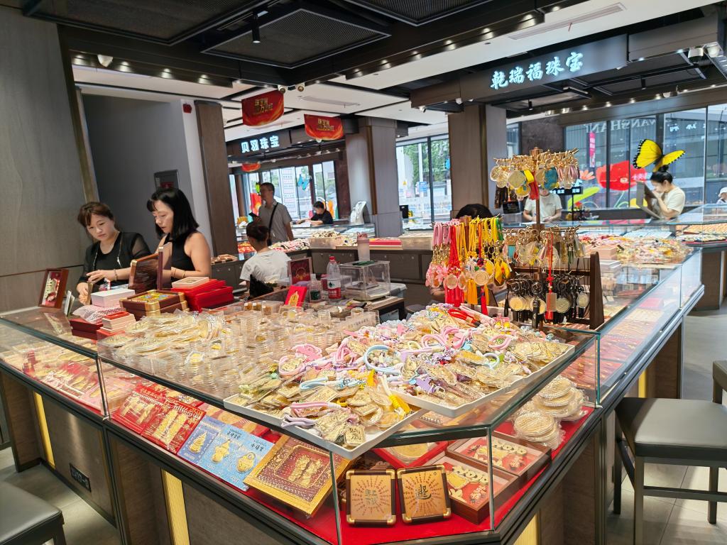 年內(nèi)漲約50%！金價為何一路高歌？