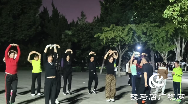 兒童公園變身市民“天然健身房” 晨昏鍛煉成風尚?