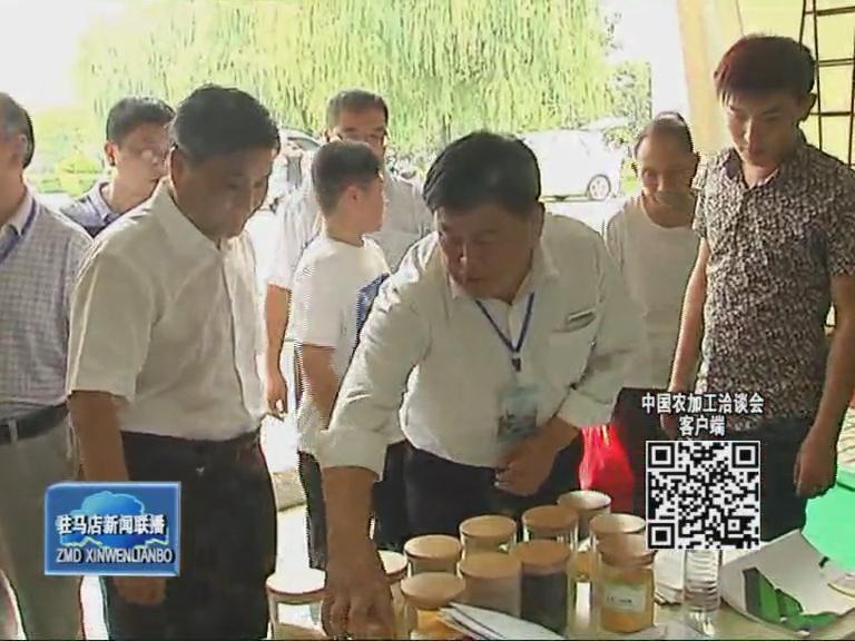 武國定實地察看非物質文化遺產(chǎn)展區(qū)和食品加工機械展區(qū)